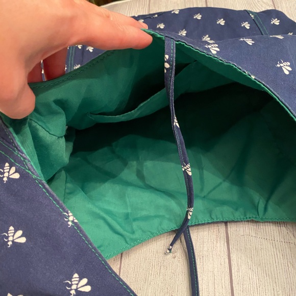 Cute Bee 🐝 Bucket Bag - Picture 3 of 14